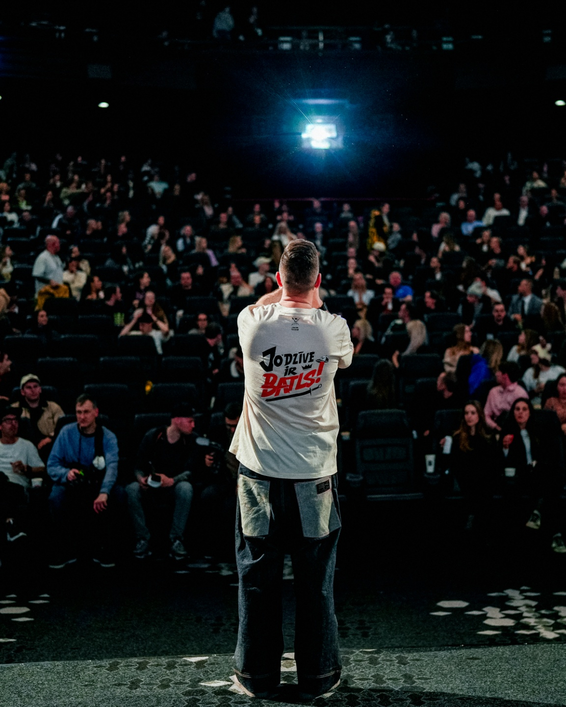 "Jo dzīve ir batls" režisors Edgars Sniegs filmas pirmizrādē.