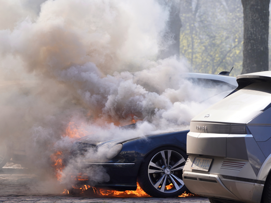 Degoša automašīna. Ilustratīvs attēls.