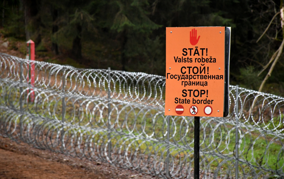 Dzeloņstiepļu žogs uz Latvijas—Baltkrievijas robežas.