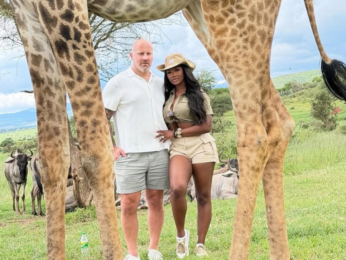 Džozefs Aizeks Makkans ar līgavu Ešliju Robinsoni.