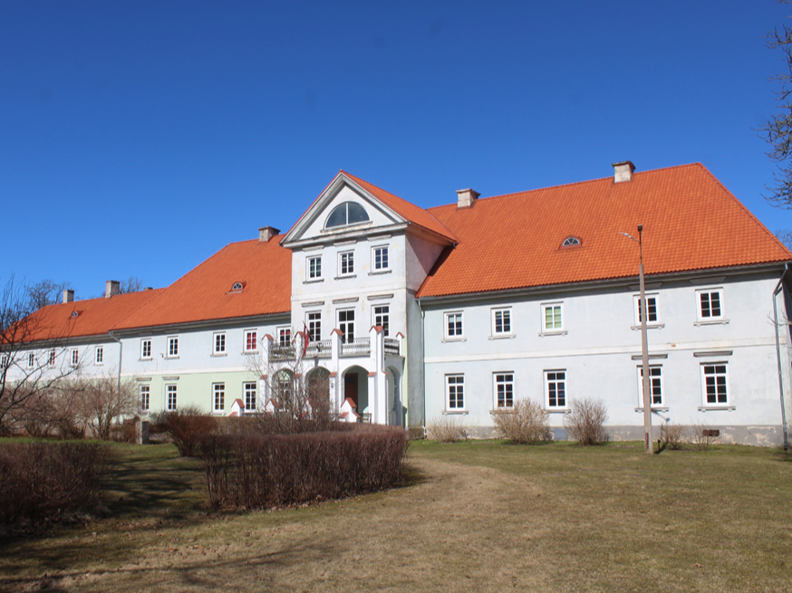 Popes muižas kungu māja tagad jau astoņdesmit piecus gadus ir pamatskola.
