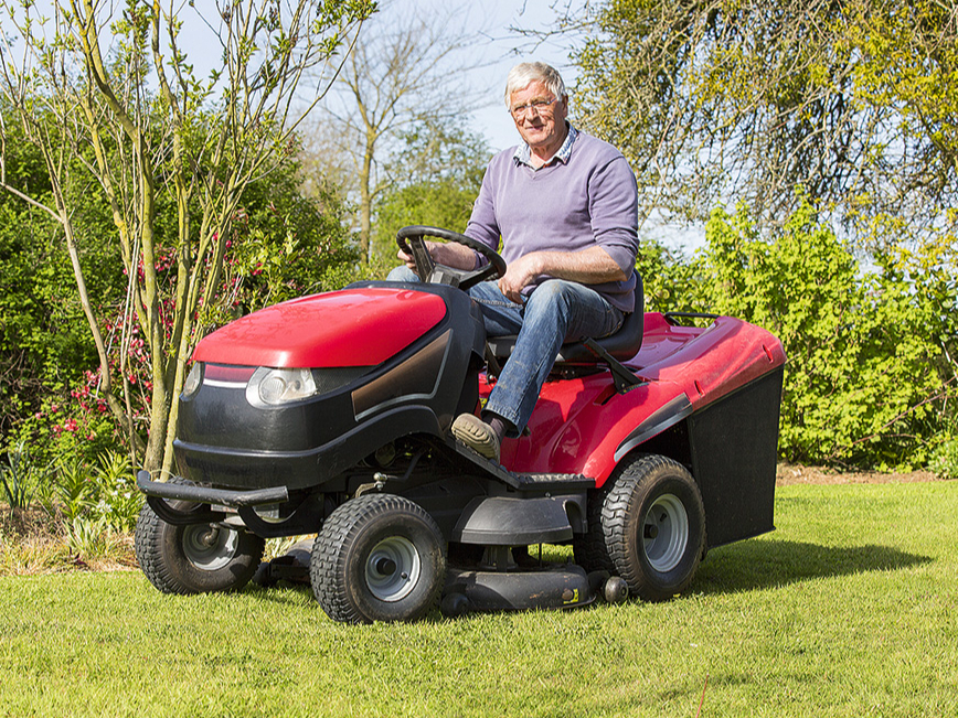 Mauriņa traktora dzinējs atrodas agregāta priekšpusē, bet asmens – zem tā.