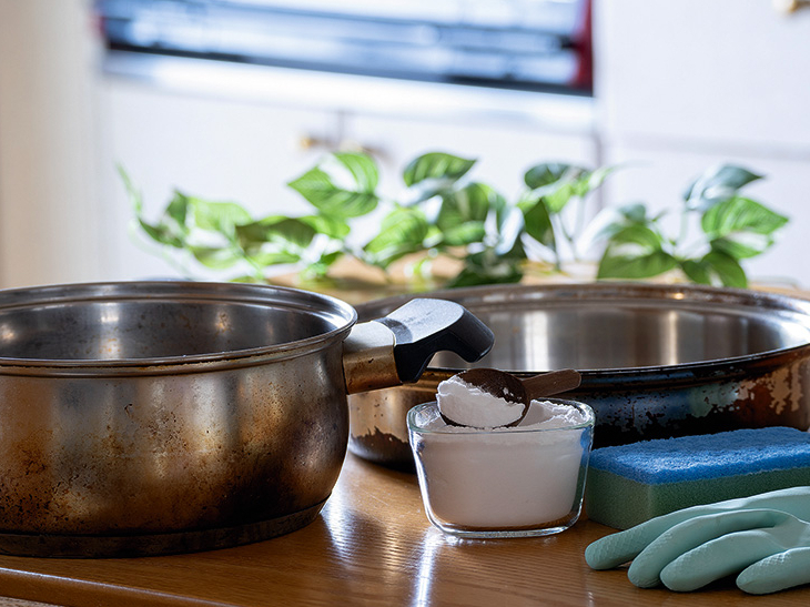 Piedeguma noņemšanai var izmantot sodu un citronskābi. Pannas atjaunošanai derēs arī kartupelis, kas pamērcēts sālī.