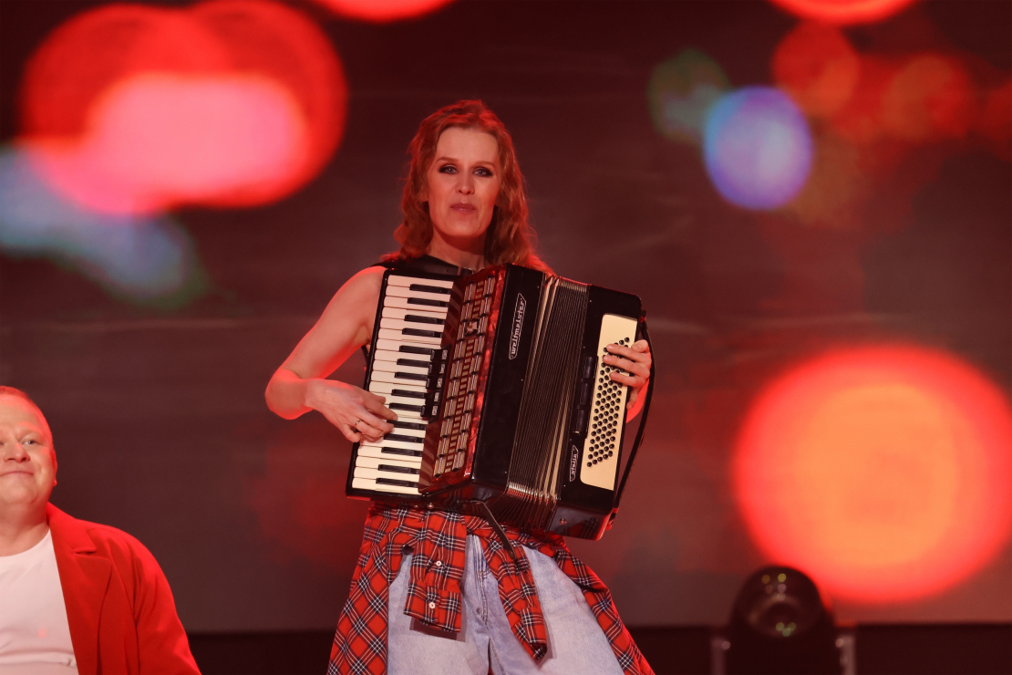 Muzikālā šova šova "Koru kari" septītā tiešraide.