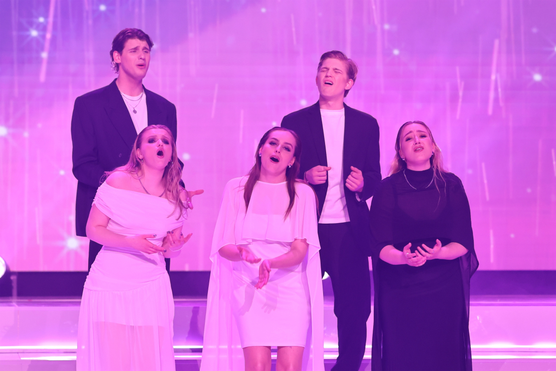 Muzikālā šova šova "Koru kari" septītā tiešraide.