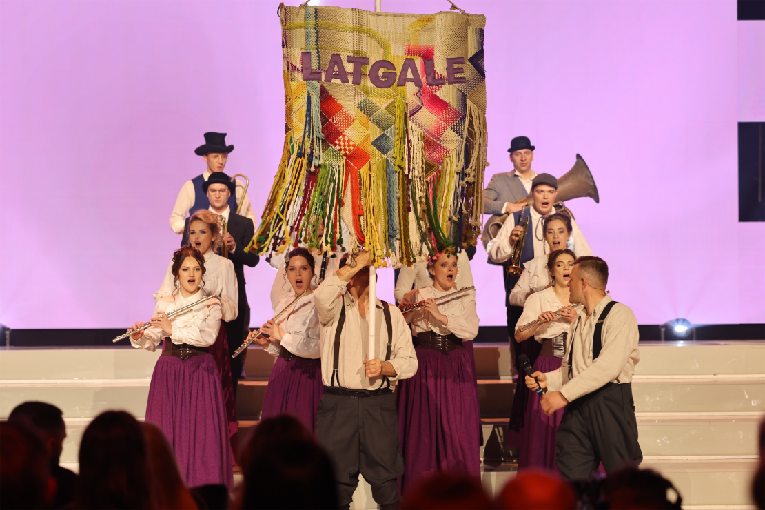 Muzikālā šova šova "Koru kari" septītā tiešraide.