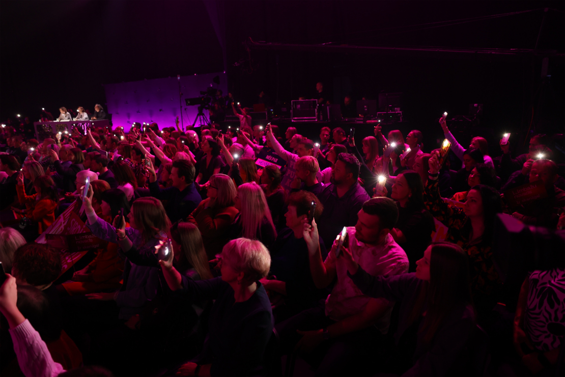 Muzikālā šova šova "Koru kari" septītā tiešraide.