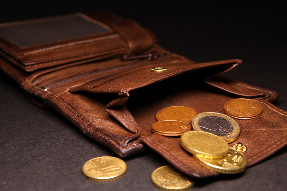 Latvija, kas šobrīd pēc nominālā IKP uz iedzīvotāju, vērtējot pēc pirktspējas paritātes, atpaliek no Lietuvas par 33%, pēc pieciem gadiem, 2030. gadā, atpaliks apmēram par tiem pašiem 33%. Savukārt no Igaunijas IKP uz vienu iedzīvotāju pēc pirktspējas paritātes Latvija šobrīd atpaliek par 14%, bet līdz 2030. gadam šo atpalicību izdosies samazināt līdz 11%.