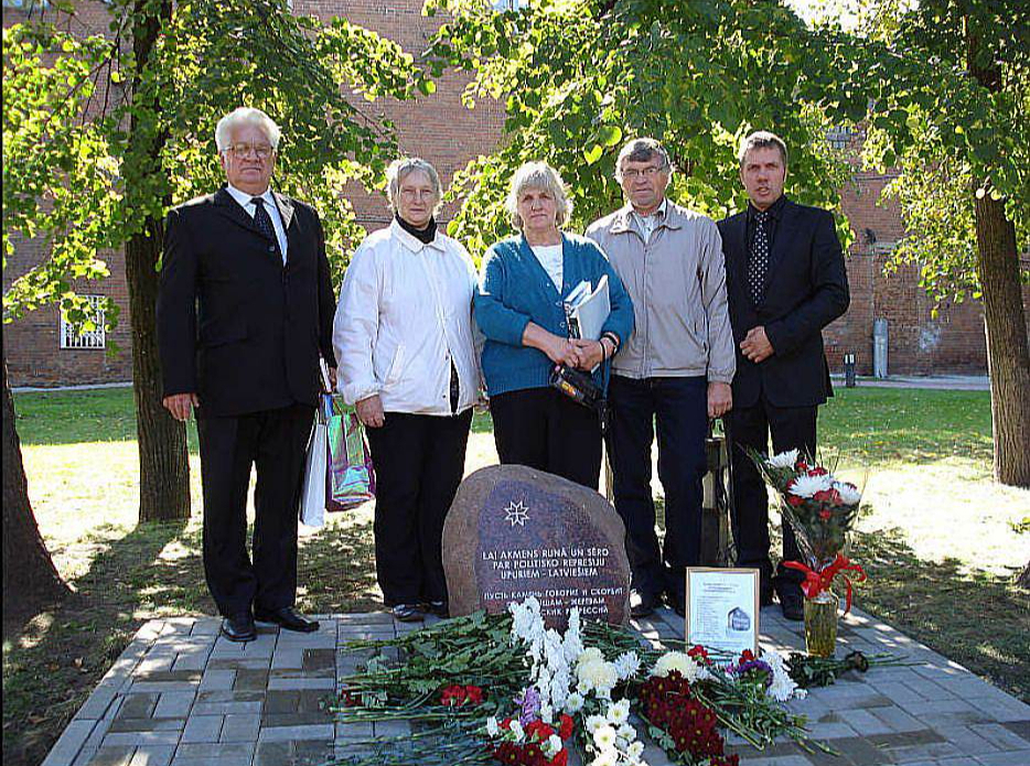 Piemiņas akmens Tomskas apgabalā nogalinātajiem un bojāgājušajiem latviešiem un tā sarūpētāji. Foto no 2012. gada 23. marta "Latvijas Avīzes" numura.