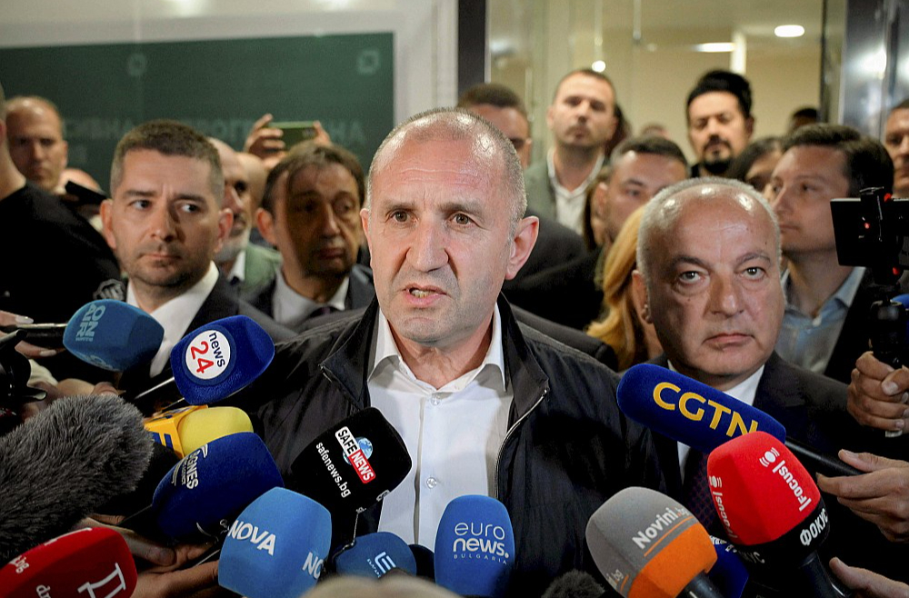 Bulgārijas parlamenta vēlēšanās uzvarējušo kreiso spēku līderis Rumens Radevs vēlēšanu rezultātus raksturojis kā "cerības uzvaru pār neuzticēšanos" un "brīvības uzvaru pār bailēm". "Tauta noraidīja veco partiju pašapmierinātību un iedomību," paziņoja vēlēšanu uzvarētājs.