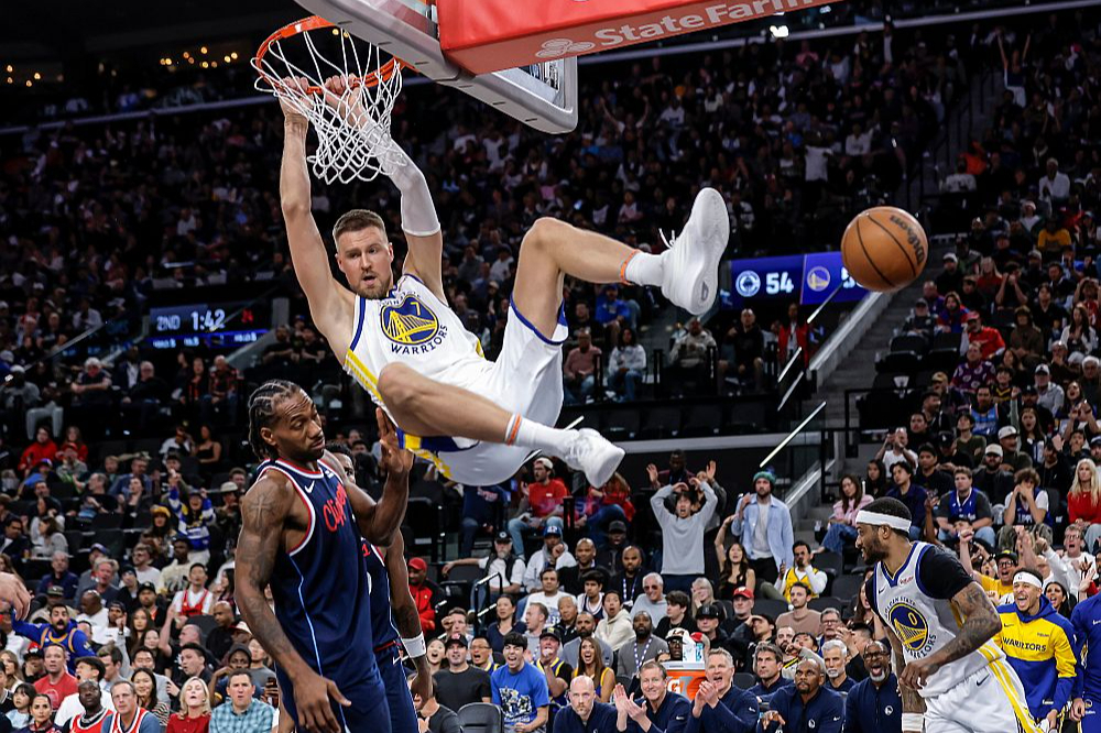 Kristaps Porziņģis šo sezonu iesāka Atlantas "Hawks", kas februāra sākumā viņu aizmainīja uz Goldensteitas "Warriors". Atlantieši kopš tā brīža no devītās vietas austrumu konferencē pacēlās uz sesto un cīnās izslēgšanas turnīrā. Tikmēr "Warriors" rietumos finišēja desmitie un atvaļinājumā devās pēc zaudējuma "play in" otrajā spēlē Fīniksas "Suns".