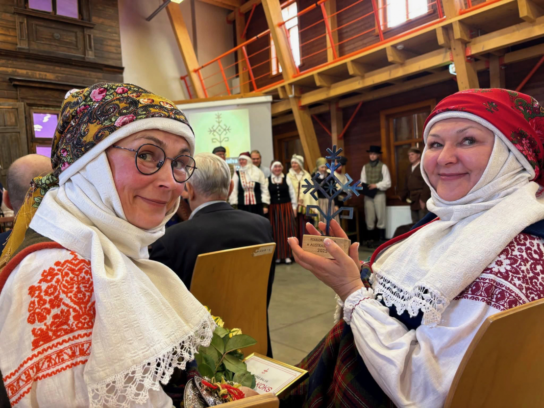 Māsas Tapiņas ar Austras koku.