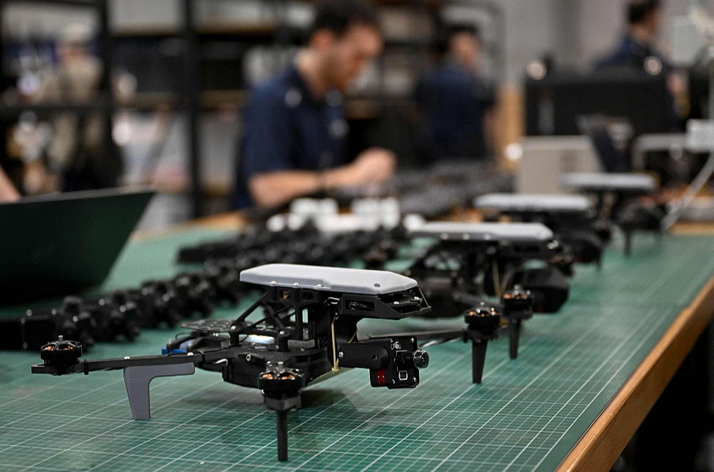 Dronu ražošanā Ukraina sadarbībā ar Eiropas valstīm guvusi labus rezultātus. Daļu kaujas dronu, par dusmām Krievijā, šobrīd izgatavo kopuzņēmumi ārpus Ukrainas.