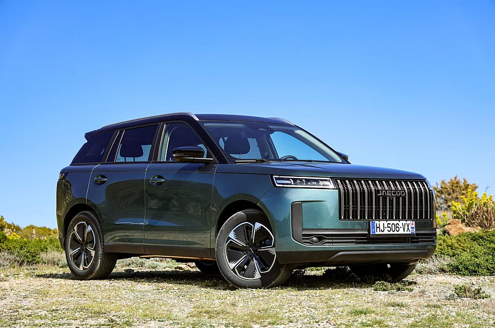 "Chery Jaecoo 5" ir 432 cm garš, cena modelim ar iekšdedzes dzinēju – aptuveni 23 000 eiro, elektroauto – nepilni 30 000 eiro.