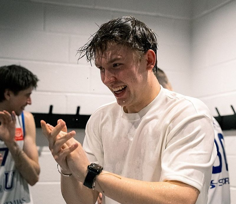 Krišjānis Pētersons nupat no komandas spēlētājiem saņēmis ūdens šalti pēc savas pirmās uzvaras lielajā basketbolā galvenā trenera postenī.