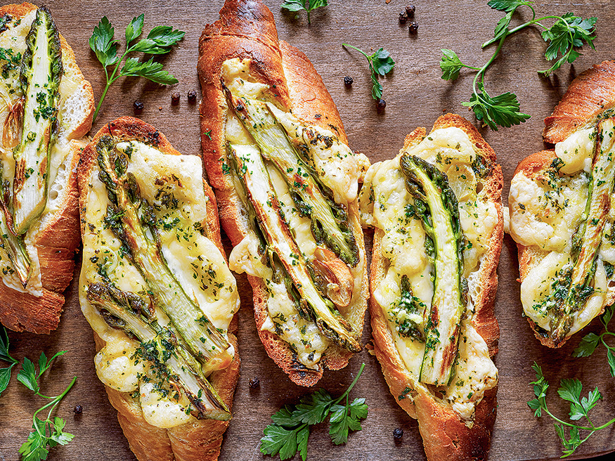 Sparģeļu karstmaizes.