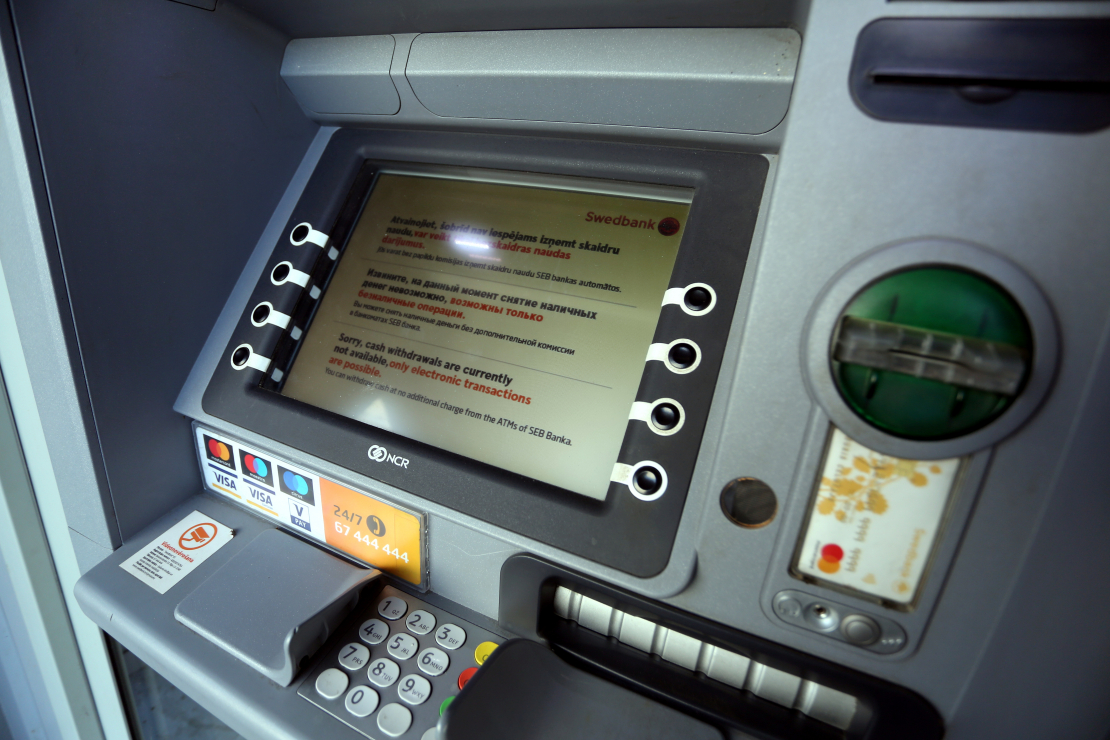 ''Swedbank'' bankomāts.