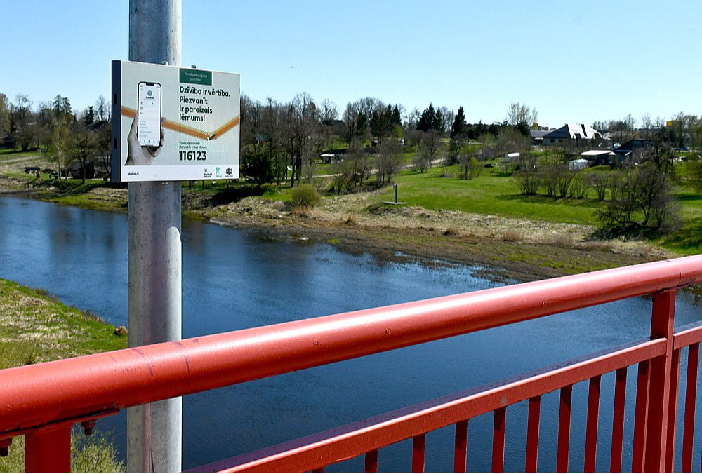 Ārvalstīs tā dēvētie pašnāvnieku tilti vai skatu kraujas nodrošināti ar aizsargbarjerām, plastikātu, drāšu žogu, tērauda margām vai drošības tīkliem. Tam pamatā ir novērojums, ka lēciens no tilta ir impulsīvāks pašnāvības veids nekā citi. Bauskas novadā uz tilta izvietotas īpašas aicinājuma zīmes ar krīzes tālruņu norādēm. Saņemt psihoemocionālu palīdzību krīzes situācijā var, zvanot pa tālruni 116123 (pieaugušajiem) un 116111 (bērniem un pusaudžiem). "Skalbes" krīzes tālruņi: 67222922 vai 27722292.