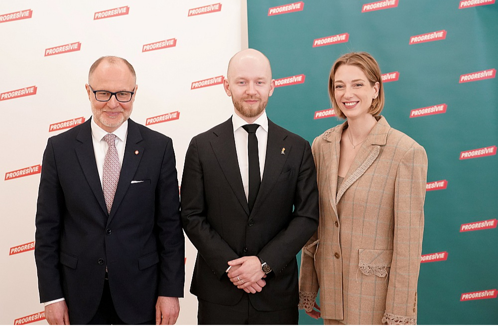 "Progresīvo" premjera amata kandidāts Andris Šuvajevs (centrā) kopā ar pašreizējiem partijas pārstāvjiem valdībā – kultūras ministri Agnesi Lāci un aizsardzības ministru Andri Sprūdu.