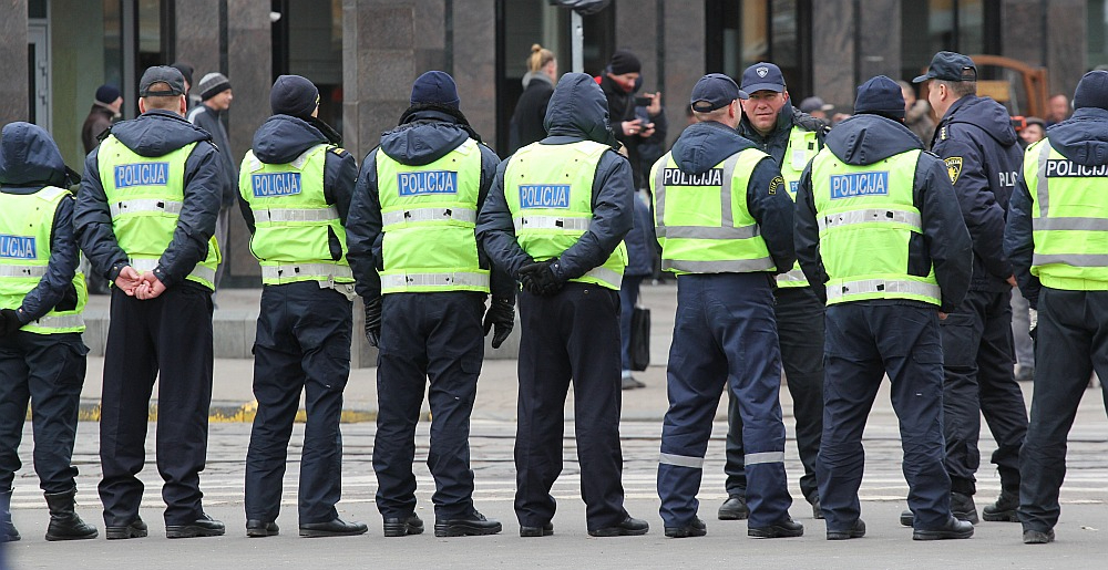 Valsts policijas gada pārskatā minēta statistika, ka 2025. gadā policijas amatpersonu skaits bija 4656, policijas darbinieki – 1199. Daļa no viņiem vēl papildina zināšanas arī augstskolās.