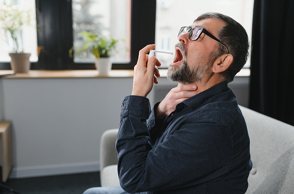 Pēc kakla aerosola lietošanas kādu laiku jāatturas no ēšanas un dzeršanas.