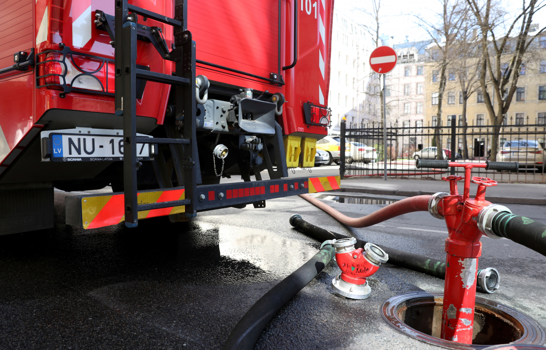 Ugunsgrēka likvidēšanas darbi daudzīvokļu ēkā Rīgā pie Centrālās stacijas. 