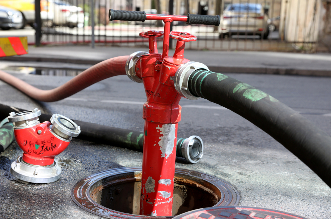 Ugunsgrēka likvidēšanas darbi daudzīvokļu ēkā Rīgā pie Centrālās stacijas. 