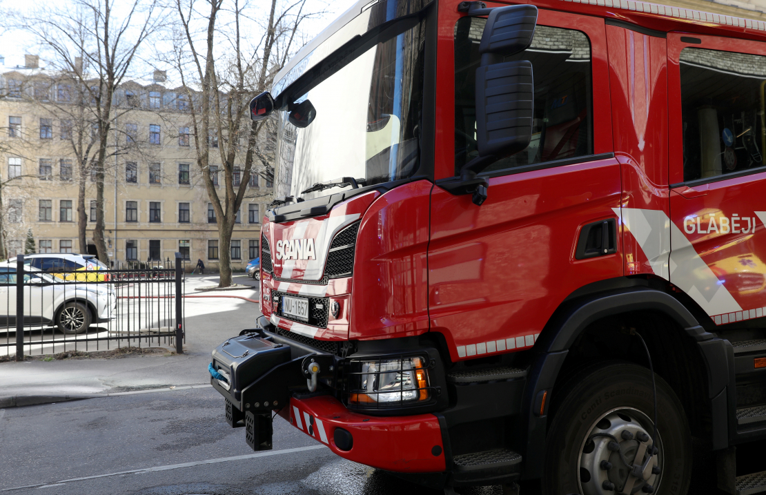 Ugunsgrēka likvidēšanas darbi daudzīvokļu ēkā Rīgā pie Centrālās stacijas. 