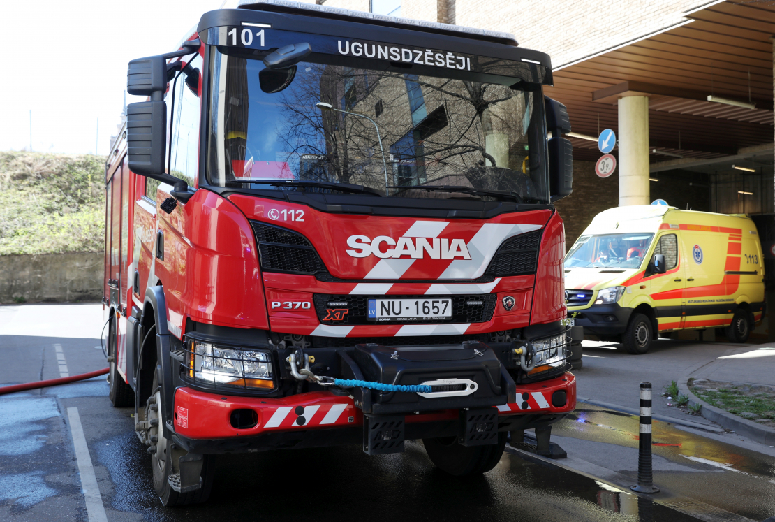 Ugunsgrēka likvidēšanas darbi daudzīvokļu ēkā Rīgā pie Centrālās stacijas. 