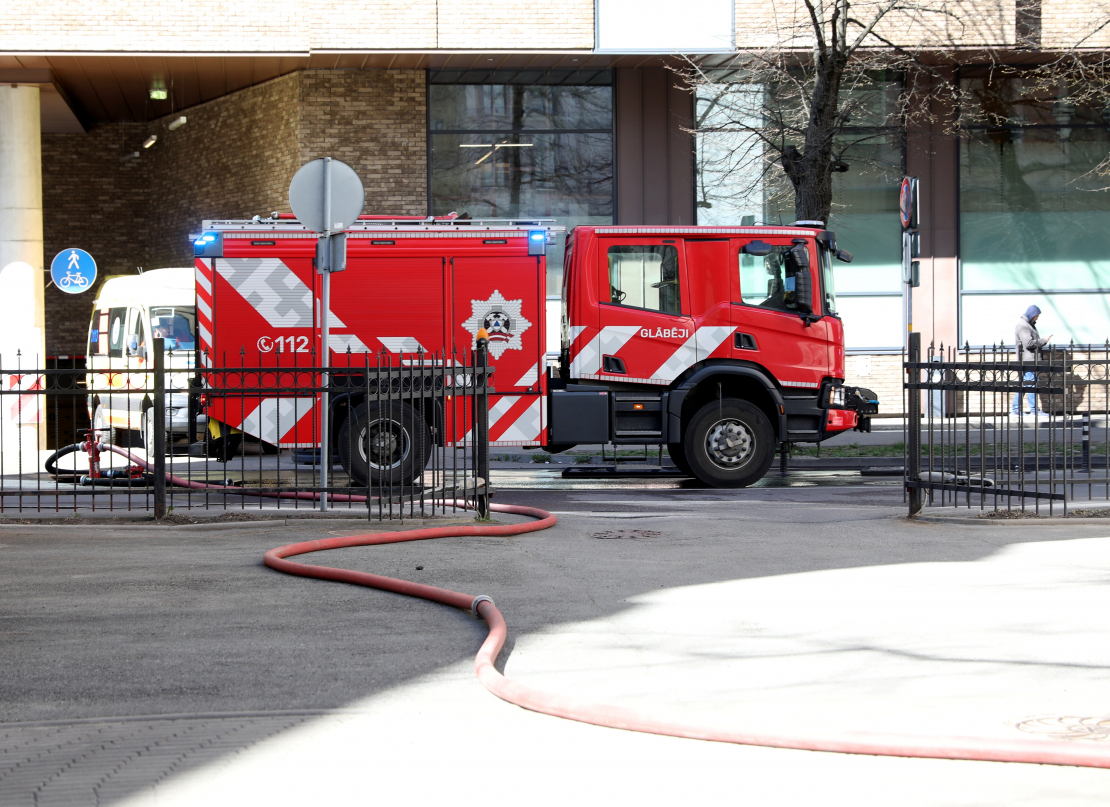 Ugunsgrēka likvidēšanas darbi daudzīvokļu ēkā Rīgā pie Centrālās stacijas. 