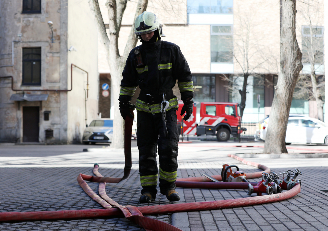 Ugunsgrēka likvidēšanas darbi daudzīvokļu ēkā Rīgā pie Centrālās stacijas. 
