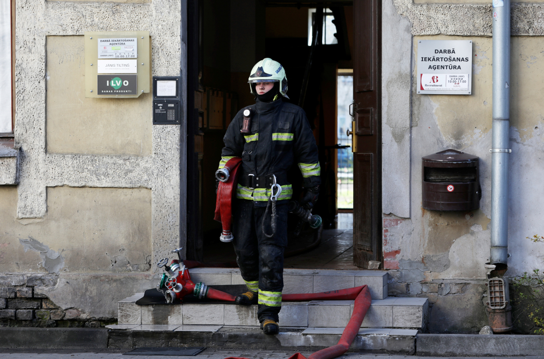 Ugunsgrēka likvidēšanas darbi daudzīvokļu ēkā Rīgā pie Centrālās stacijas. 