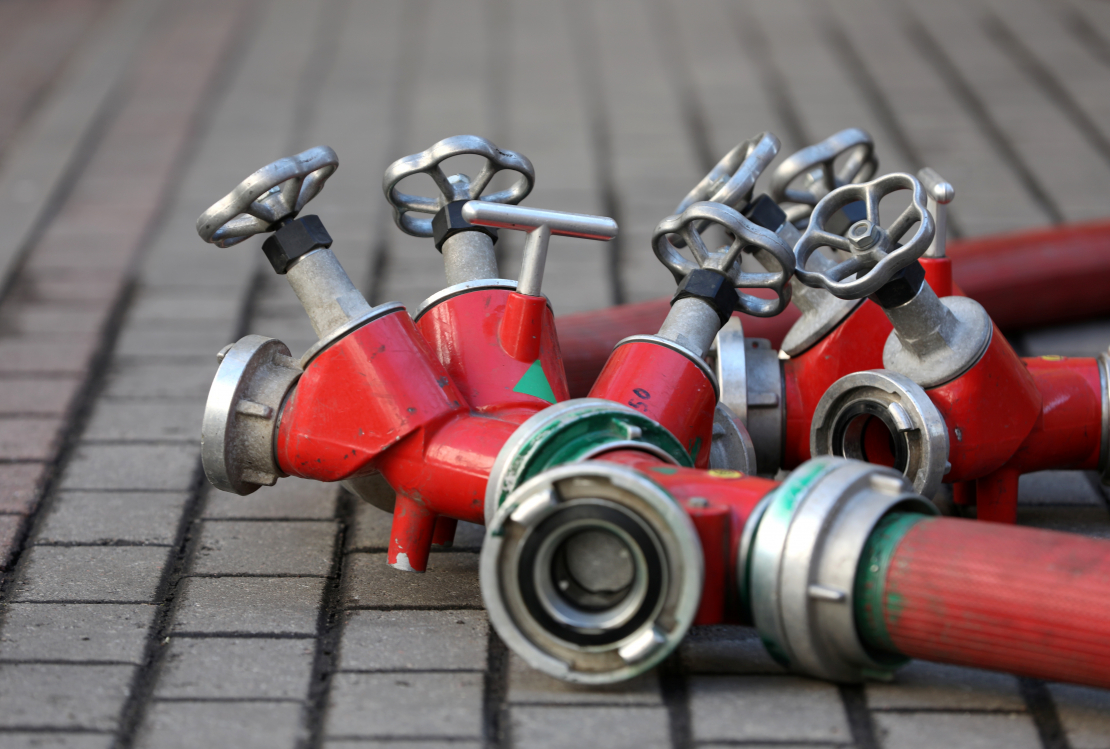 Ugunsgrēka likvidēšanas darbi daudzīvokļu ēkā Rīgā pie Centrālās stacijas. 