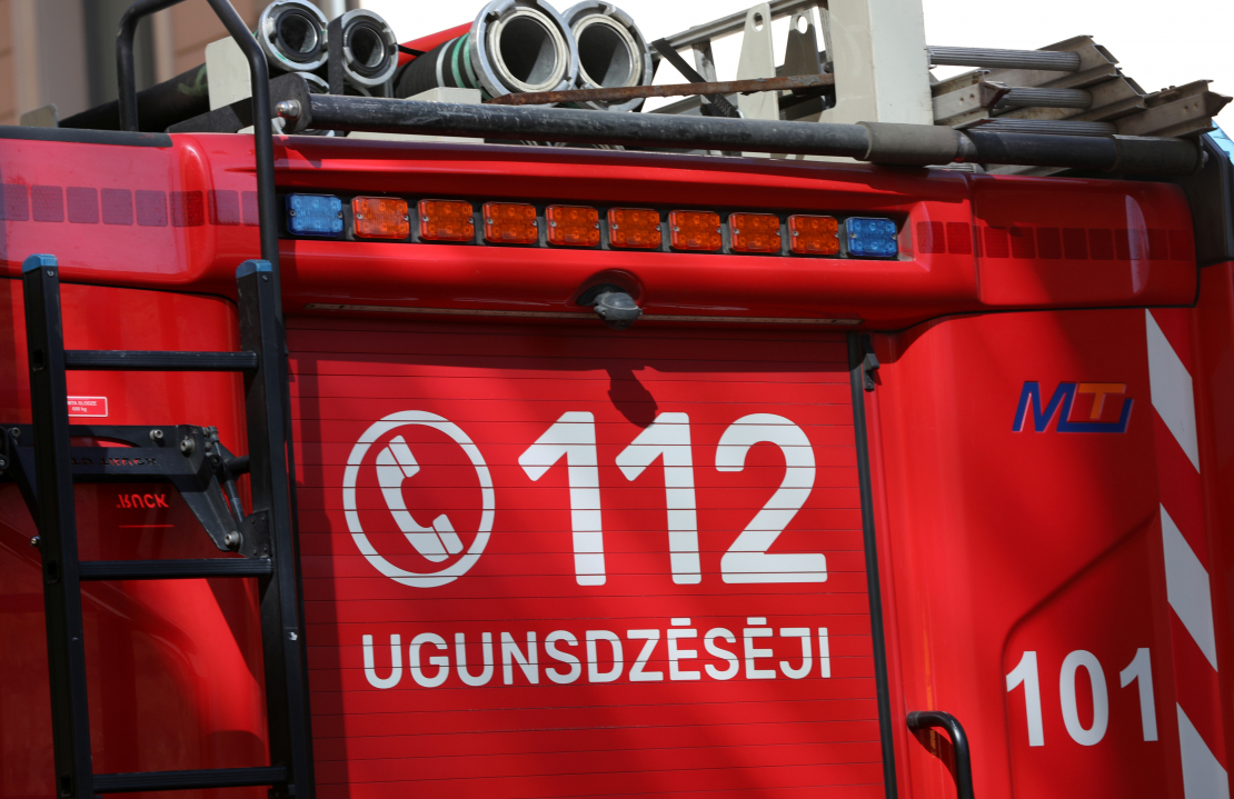 Ugunsgrēka likvidēšanas darbi daudzīvokļu ēkā Rīgā pie Centrālās stacijas. 