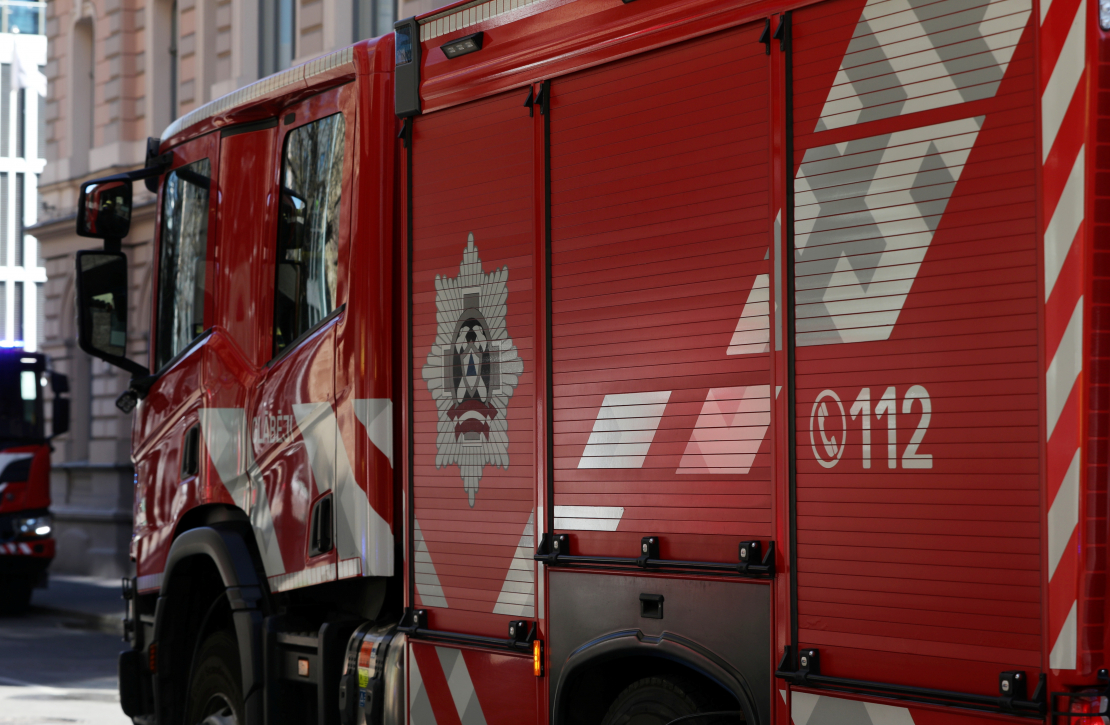 Ugunsgrēka likvidēšanas darbi daudzīvokļu ēkā Rīgā pie Centrālās stacijas. 