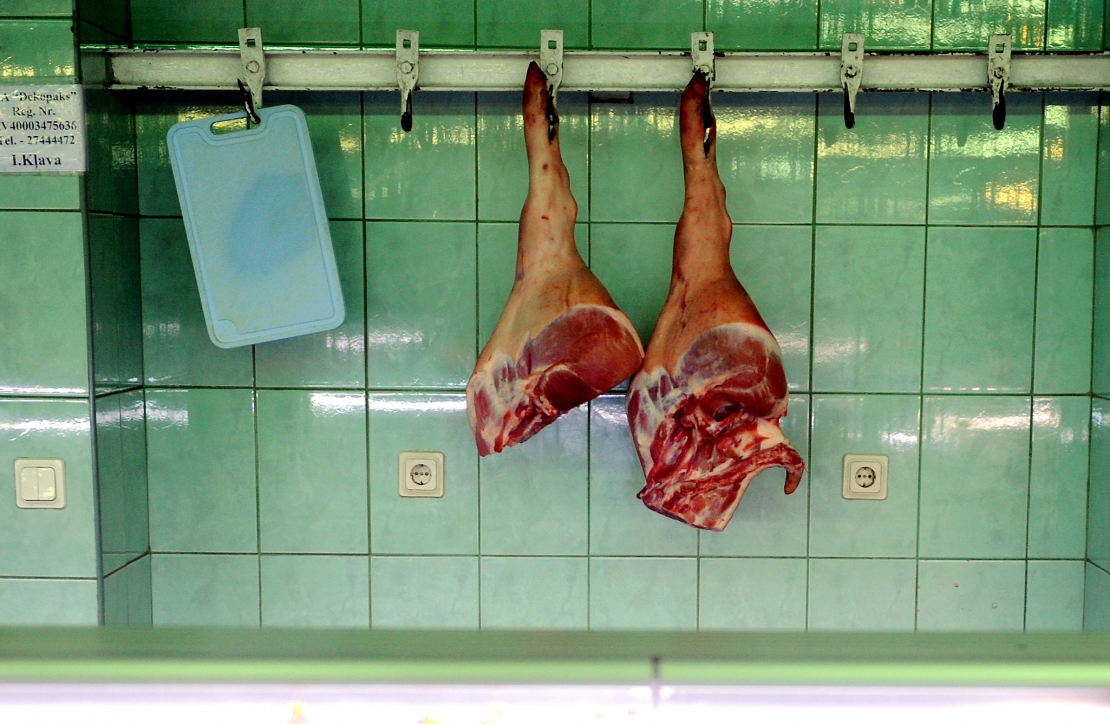 Tirdzniecības vieta Rīgas Centrāltirgus gaļas paviljonā.