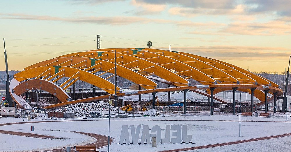 "Zaza Timber" uzbūvētā brīvdabas koncertzāle Jelgavā būvniecības procesā. Koka siju laidumi tajā ir 60 metrus gari.