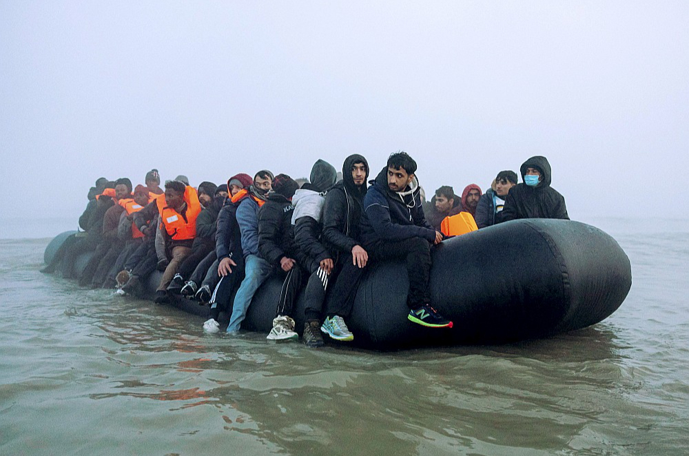 Migranti ceļā no Francijas uz Apvienoto Karalisti. Laivās pāri Lamanšam Apvienotajā Karalistē pagājušajā gadā ieradās vairāk nekā 41 000 cilvēku, 29 no viņiem bīstamajā ceļā gāja bojā.