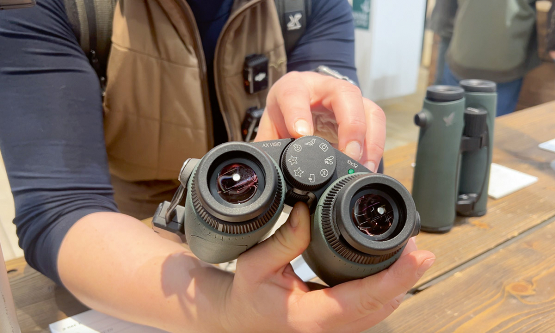 Binoklis var palīdzēt noteikt vairāk nekā 9000 putnu, tauriņu, spāru, zīdītāju un citu savvaļas dzīvnieku.