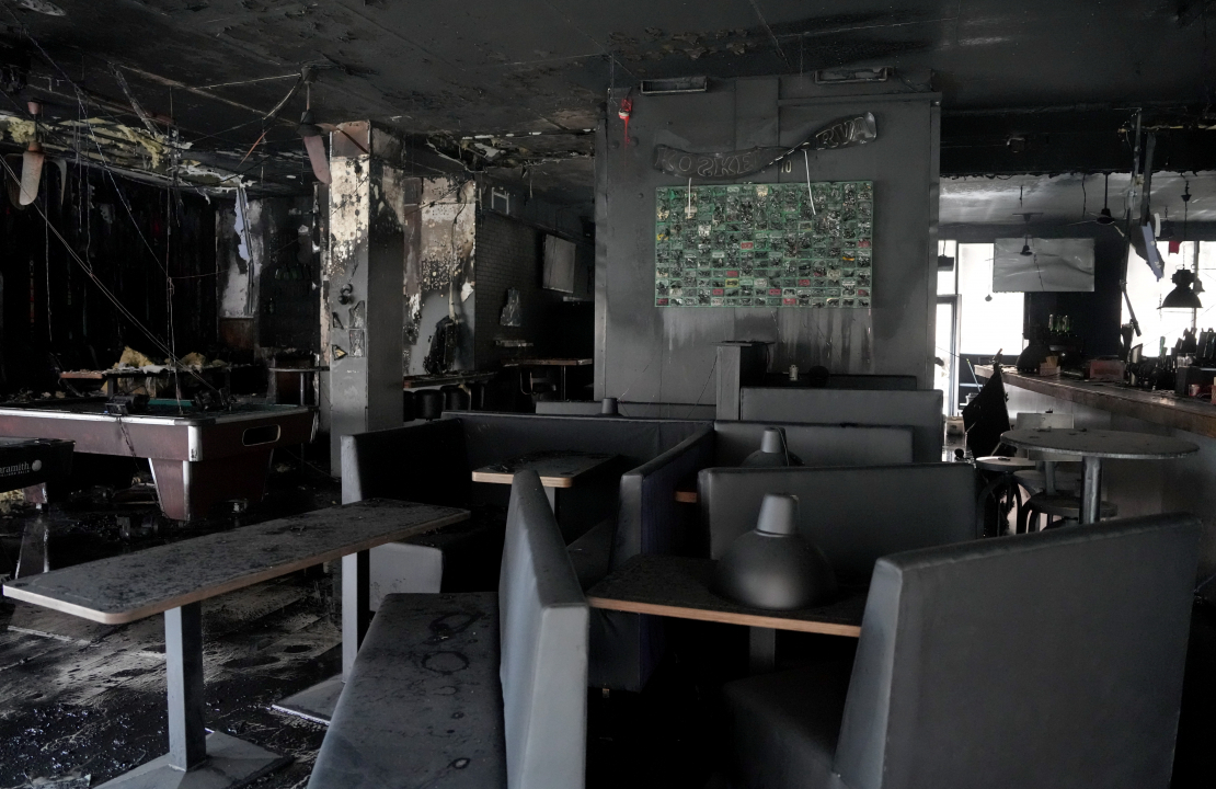 Ugunsgrēka sekas "The Sinners" bārā.