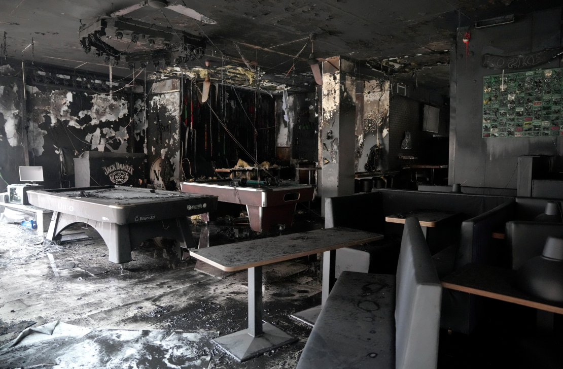 Ugunsgrēka sekas "The Sinners" bārā.