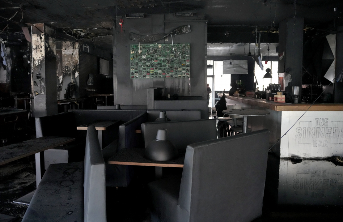 Ugunsgrēka sekas "The Sinners" bārā.