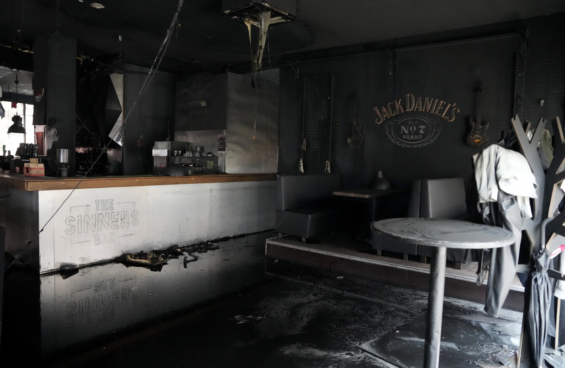 Ugunsgrēka sekas "The Sinners" bārā.