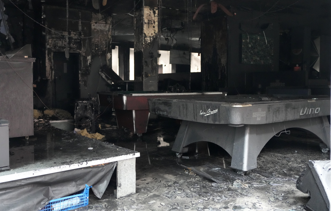 Ugunsgrēka sekas "The Sinners" bārā.