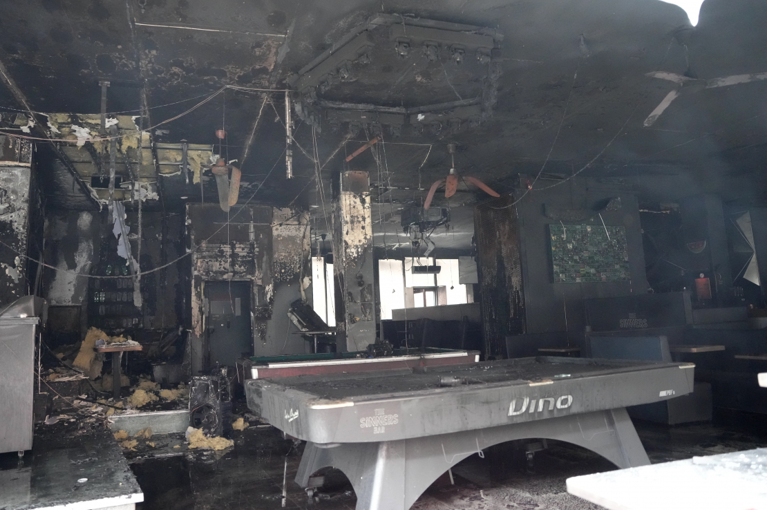 Ugunsgrēka sekas "The Sinners" bārā.