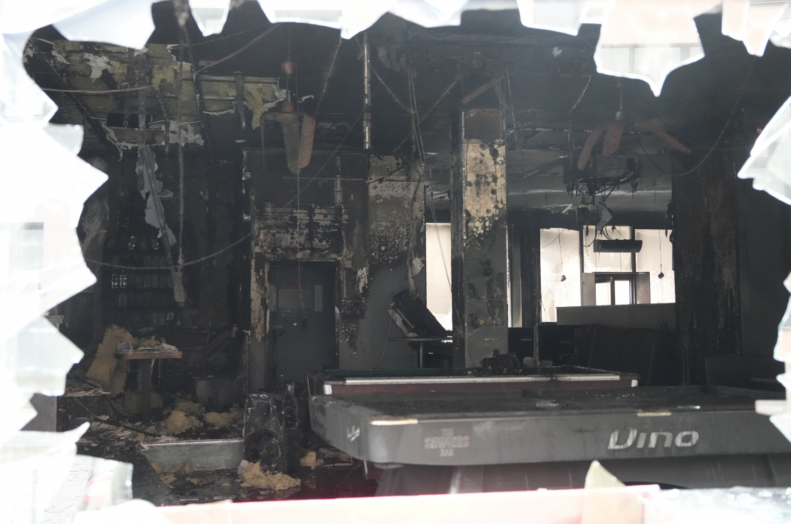 Ugunsgrēka sekas "The Sinners" bārā.