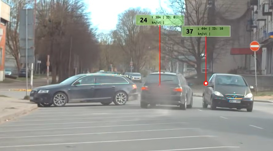 BMW Jelgavā bēg no policijas.