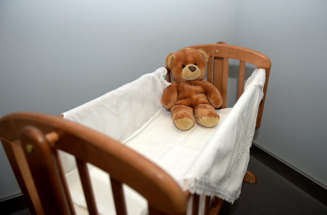 Tukša bērnu gultiņa.