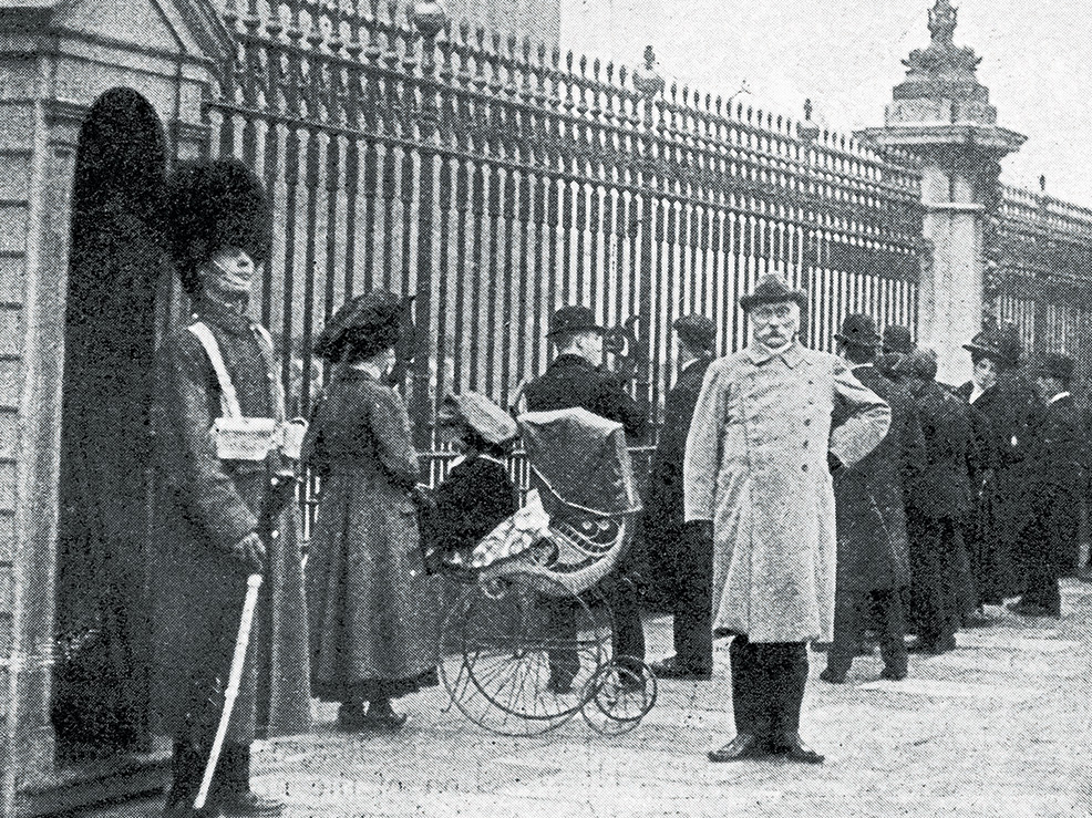 Zaglis un blēdis Vilhelms Foigts kļuva slavens kā Kēpenikas kapteinis. Attēlā: Vilhelms Foigts kapteiņa uniformā pie Bakingemas pils Londonā 1910. gada 19. martā.