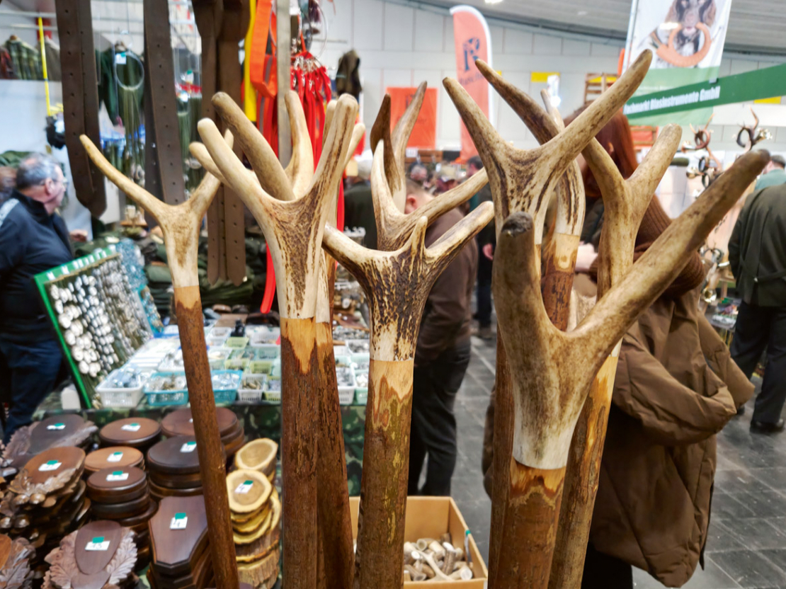 Izstādē pamanītie šaušanas atbalsti bez cilpas rokai.